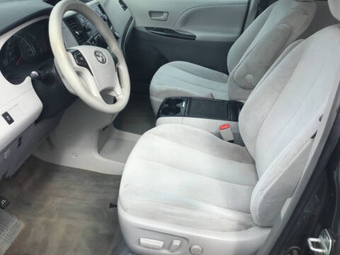 2012 Toyota Sienna LE 7-Passenger Auto Access Seat