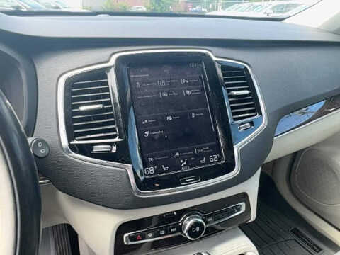 2016 Volvo XC90 T6 Momentum