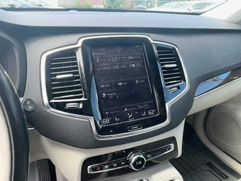 2016 Volvo XC90 T6 Momentum