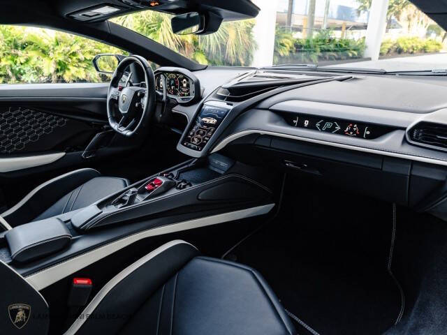 2024 Lamborghini Revuelto