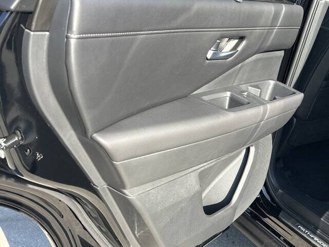 2025 Nissan Pathfinder SL