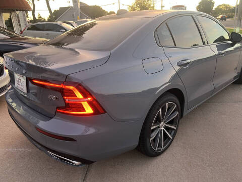 2022 Volvo S60 B5 Momentum