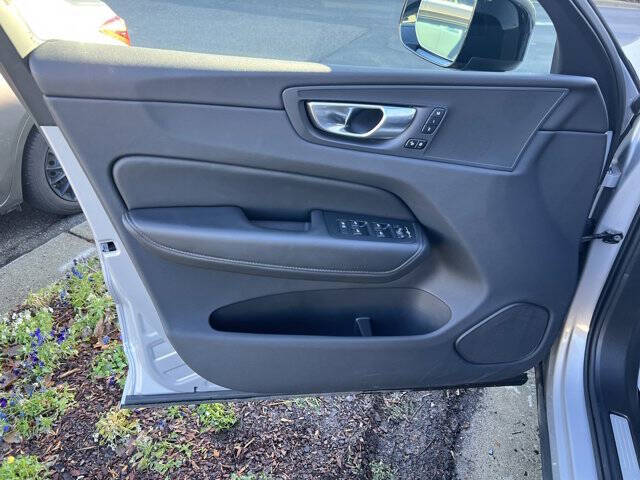 2025 Volvo XC60 B5 Plus Dark Theme