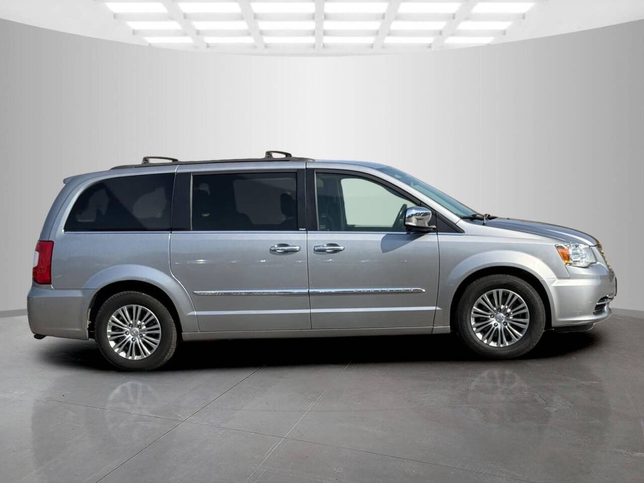 2014 Chrysler Town and Country for sale at Used Cars Toledo in Oregon, OH