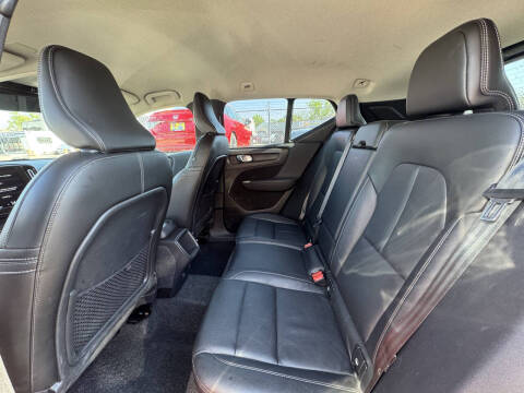 2021 Volvo XC40 T4 Momentum