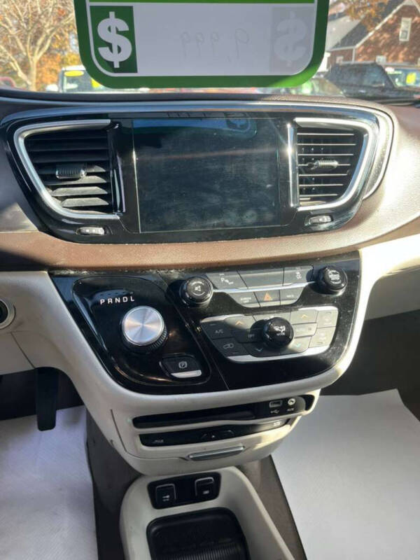 2017 Chrysler Pacifica Touring-L Plus