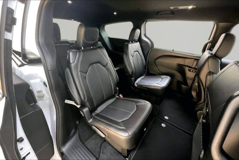 2027 Chrysler Pacifica Select