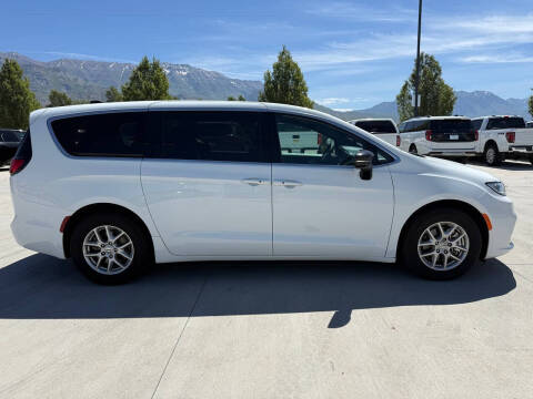 2024 Chrysler Pacifica Touring