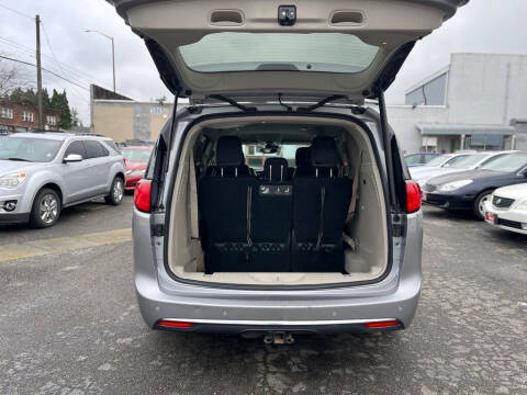 2017 Chrysler Pacifica Touring-L Plus