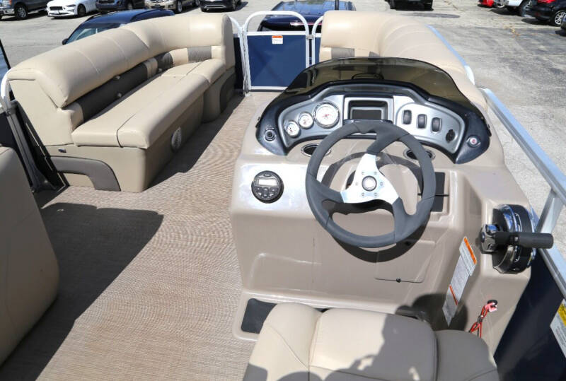2020 Sun Tracker PANTOON BOAT