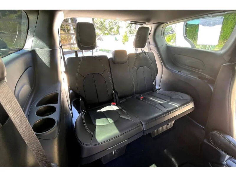 2027 Chrysler Pacifica Select