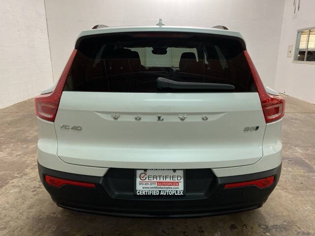 2025 Volvo XC40 B5 Plus Dark Theme