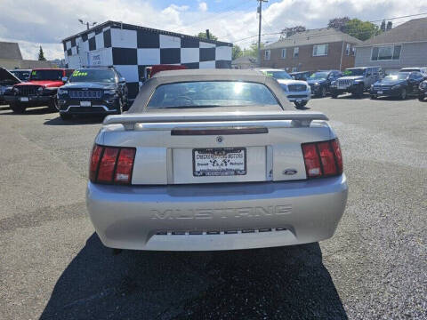 2003 Ford Mustang Deluxe