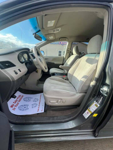 2014 Toyota Sienna LE 8-Passenger