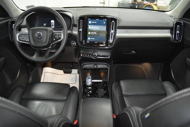 2025 Volvo XC40 B5 Plus Dark Theme