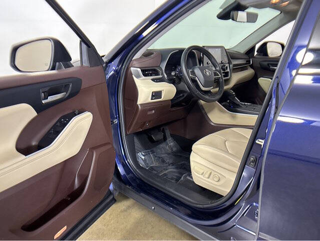 Used 2022 Toyota Highlander XLE with VIN 5TDGBRCH4NS543712 for sale in Madison, WI