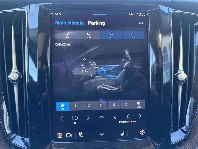 2023 Volvo XC60 B5 Plus Dark Theme