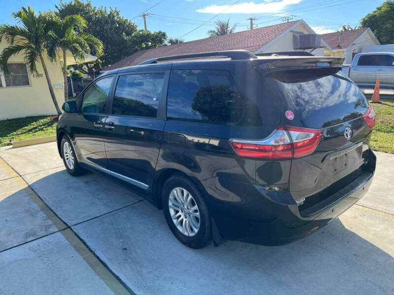 2017 Toyota Sienna XLE 7-Passenger Auto Access Seat