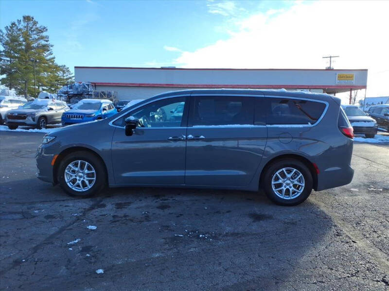 2025 Chrysler Pacifica Select