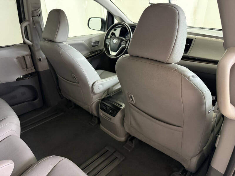 2020 Toyota Sienna XLE Premium 8-Passenger