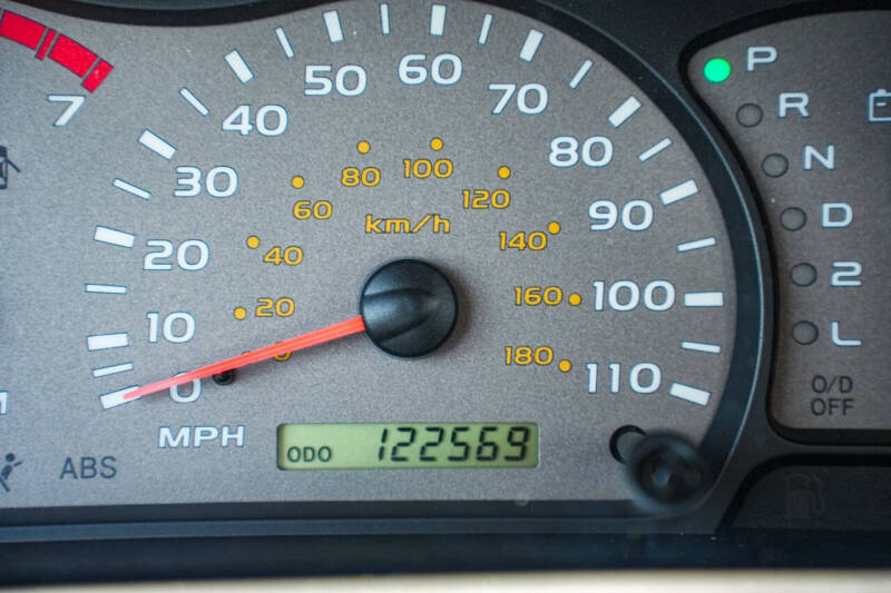 2004 Toyota Sequoia SR5