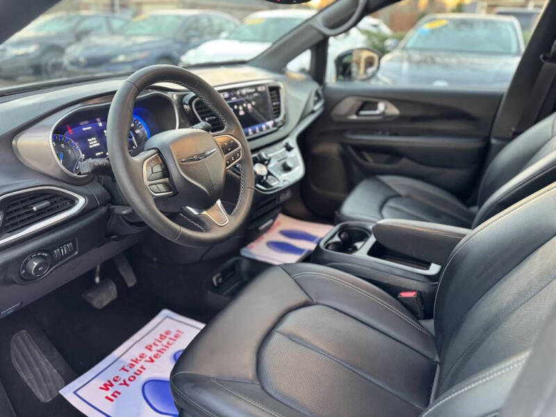 2025 Chrysler Pacifica Select