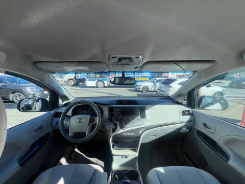 2013 Toyota Sienna LE 8-Passenger