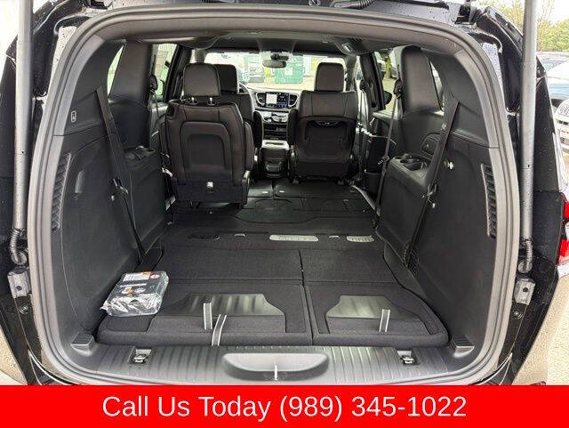 2027 Chrysler Pacifica Select