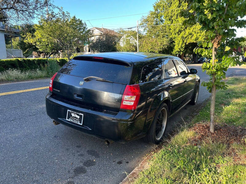 2005 Dodge Magnum SE