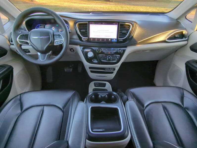 2023 Chrysler Pacifica Plug-In Hybrid Touring L