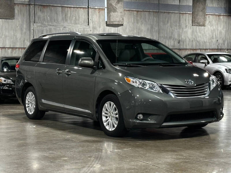 2013 Toyota Sienna XLE 8-Passenger