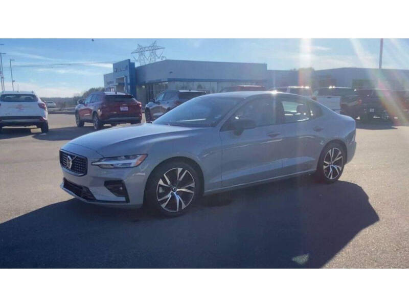 2024 Volvo S60 B5 Core Dark Theme