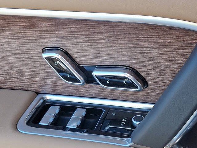 2025 Land Rover Range Rover P550e Autobiography