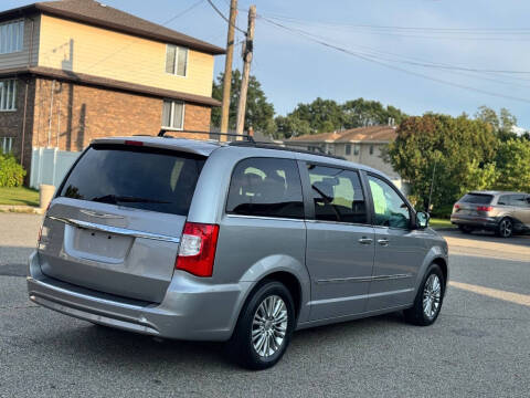 2015 Chrysler Town and Country Touring-L