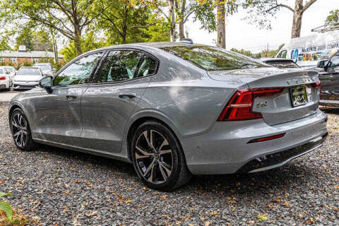 2024 Volvo S60 B5 Plus Dark Theme