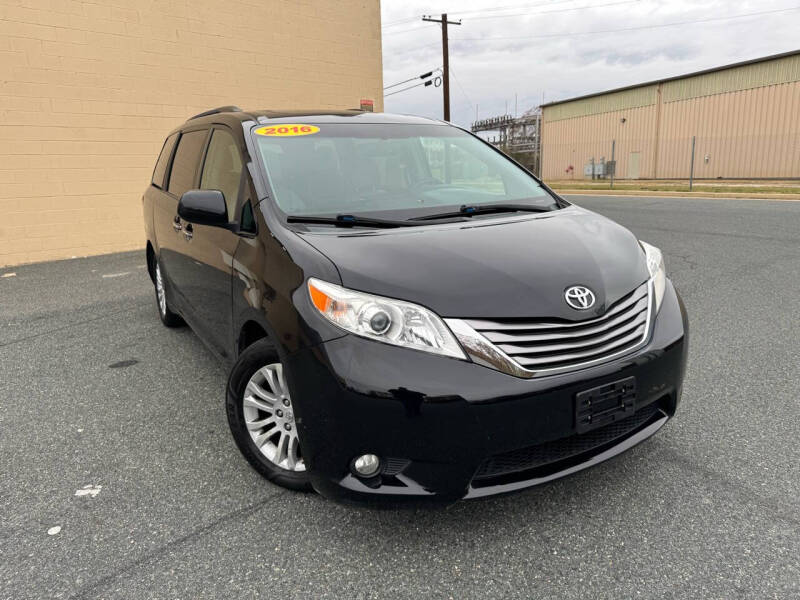 2016 Toyota Sienna XLE photo 2