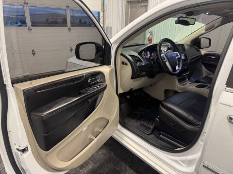 2015 Chrysler Town and Country Touring-L