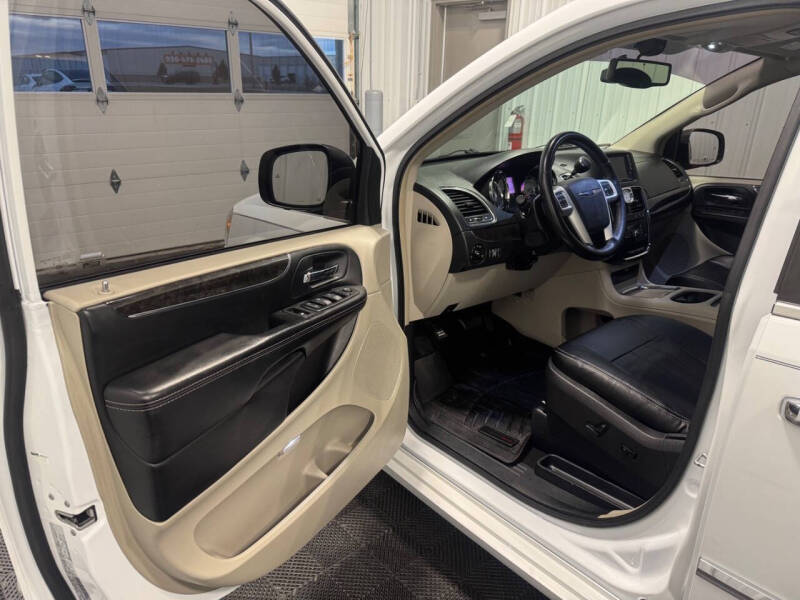 2015 Chrysler Town and Country Touring-L