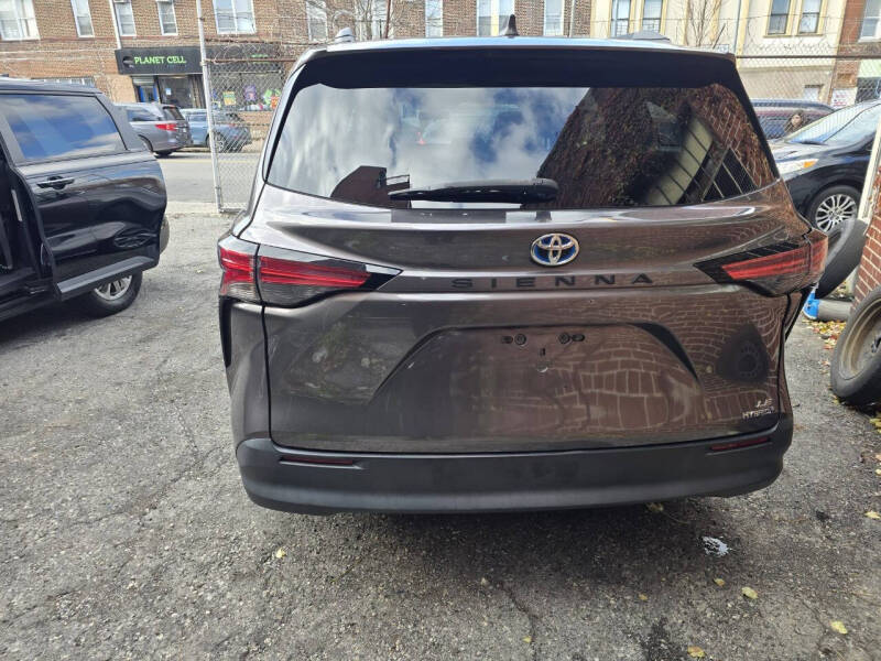 2021 Toyota Sienna LE 8-Passenger