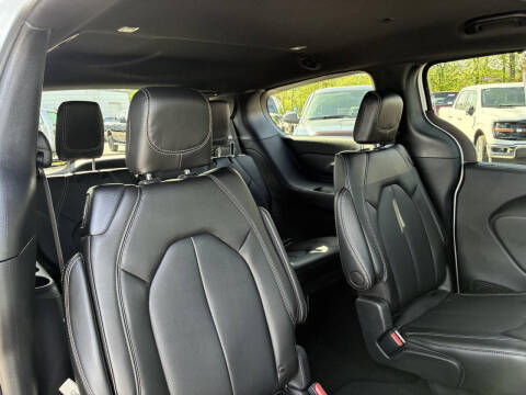 2027 Chrysler Pacifica Select