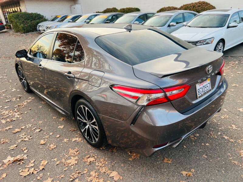 2019 Toyota Camry SE photo 4