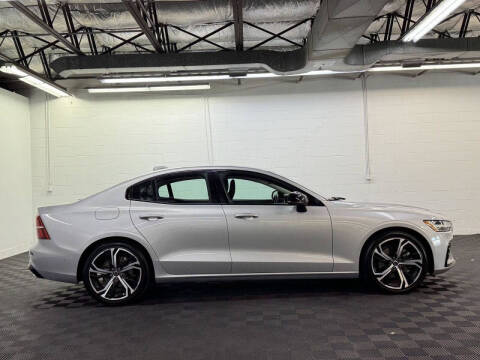 2024 Volvo S60 B5 Plus Dark Theme