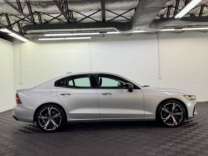 2024 Volvo S60 B5 Plus Dark Theme