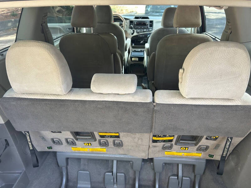 2011 Toyota Sienna LE 7-Passenger Auto Access Seat