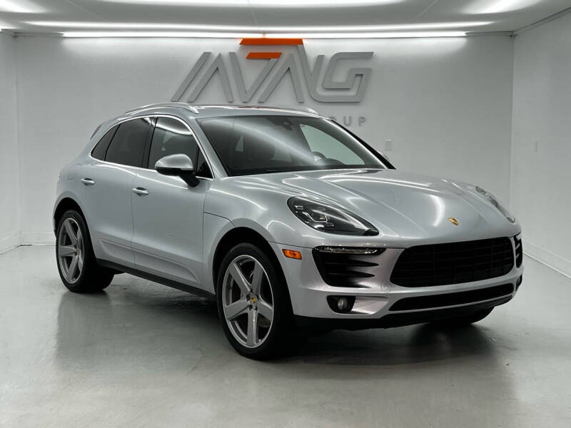 Porsche Macan's photo