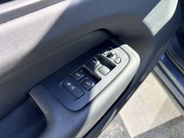 2025 Volvo XC60 B5 Plus Dark Theme