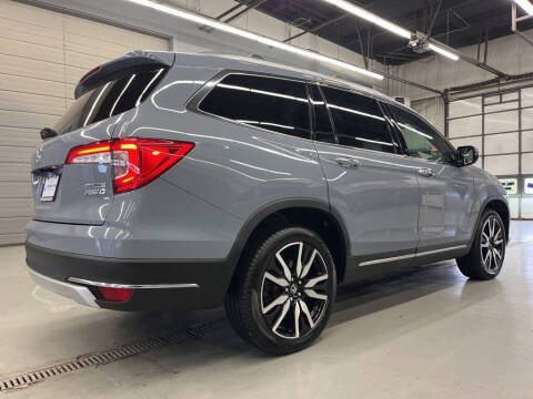 2022 Honda Pilot Touring w/Rear Captain's Chairs
