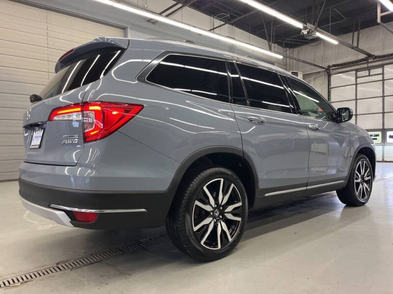 2022 Honda Pilot Touring w/Rear Captain's Chairs