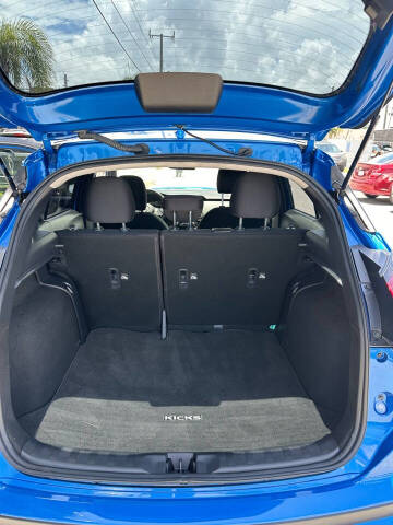 2023 Nissan Kicks SR