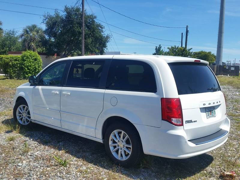 2014 Dodge Grand Caravan Minivan - $7,495